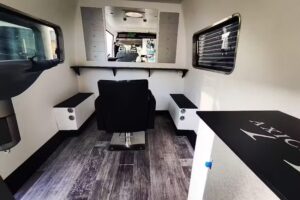 Axicia Manus Coiffeuse sur la route