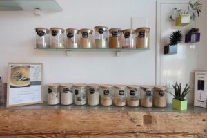 Coiffure au look bleu