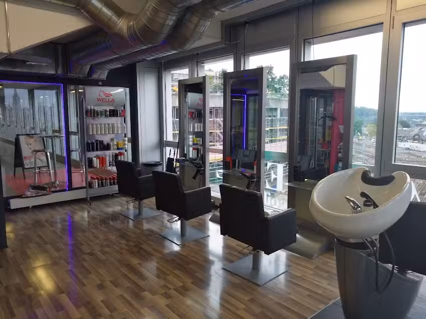 Caffelli &ndash; Salon de coiffure et bar