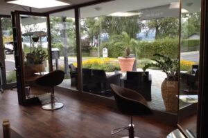 Parrucchiere in riva al lago