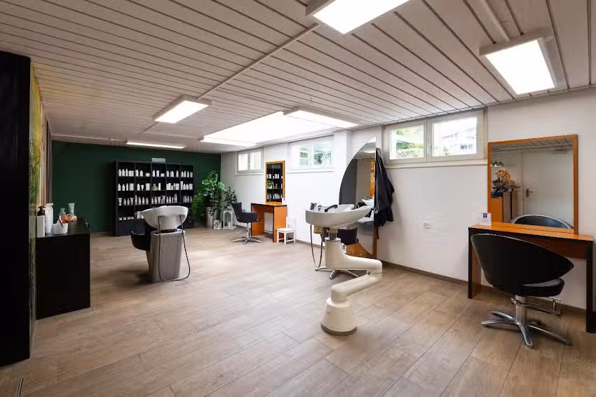 Salone di parrucchiere chic per signore e signori
