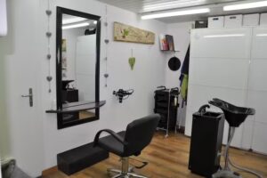 Coiffeuse boutique de coiffure Monika Stucki