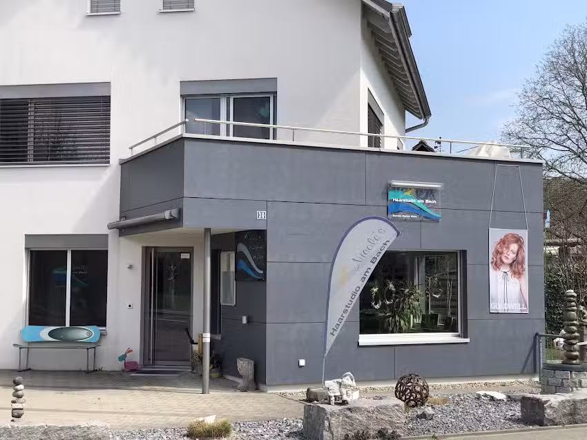 Le salon de coiffure de Nicole, au bord du ruisseau.