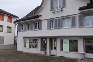 Coiffeur sur la place du march&eacute;