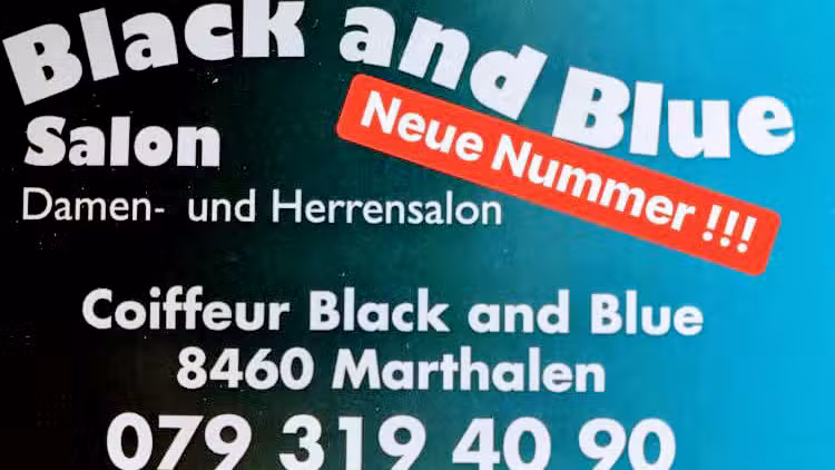 Coiffure noire et bleue