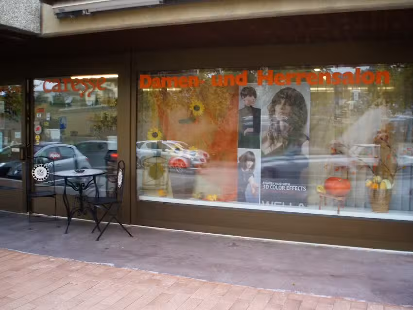 Coiffure Caresse / schnittig &ndash; haarig &ndash; gut