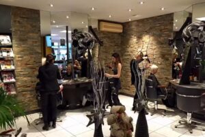 La coiffeuse Jaydee Bangerter et son &eacute;quipe