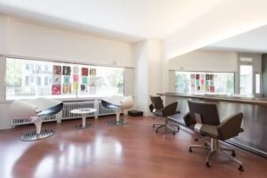 Coiffure Kopfstand, Hairstyling und Makeup