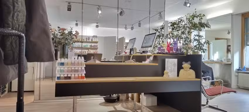 Coiffure Kopfstand, acconciatura e trucco