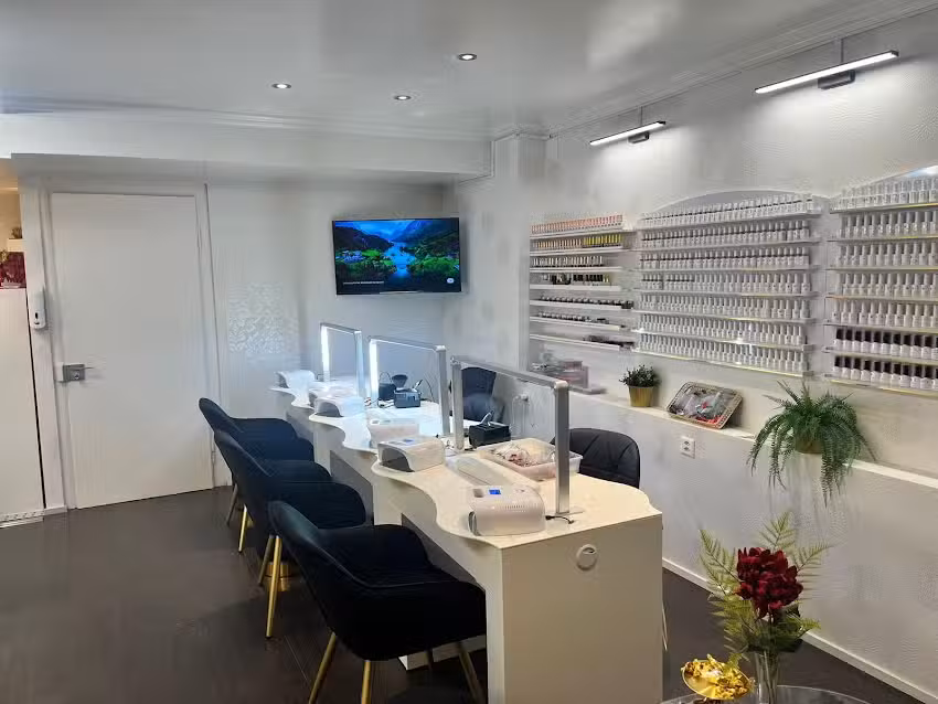 Happy Nails & Spa Wil