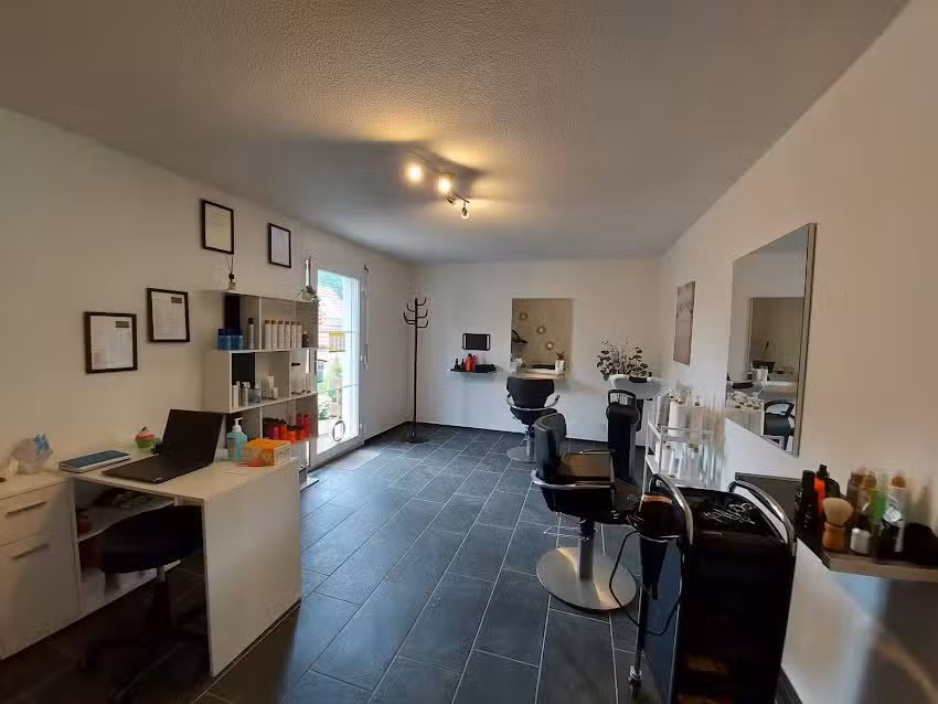 Il taglio di capelli di Simone