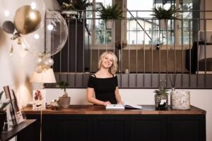 Laurence. Le salon de coiffure.