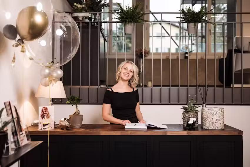 Laurence. das Haarlokal.