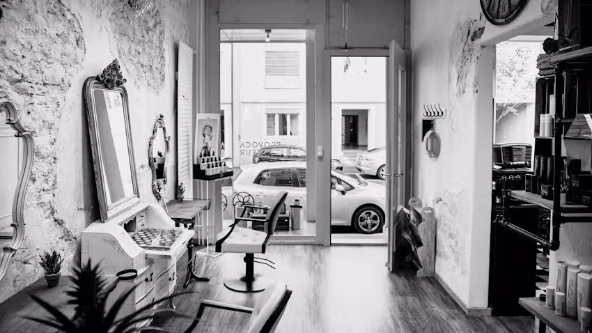 Parrucchiere naturale e barbiere provocatore