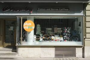 plus minus coiffure & l&auml;deli