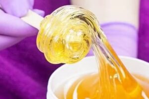 Épilation au sucre (pâte de sucre). Sourcils et cils.