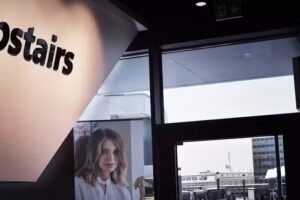 Parrucchiere al piano superiore